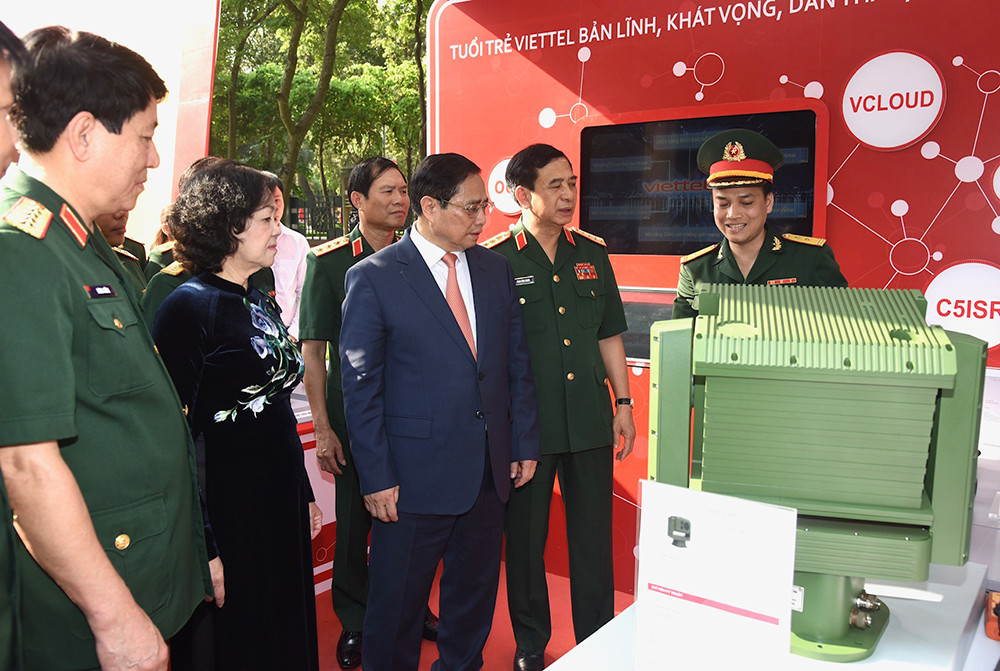 Thủ tướng Phạm Minh Chính tham quan trưng bày các sản phẩm sáng tạo của tuổi trẻ quân đội.