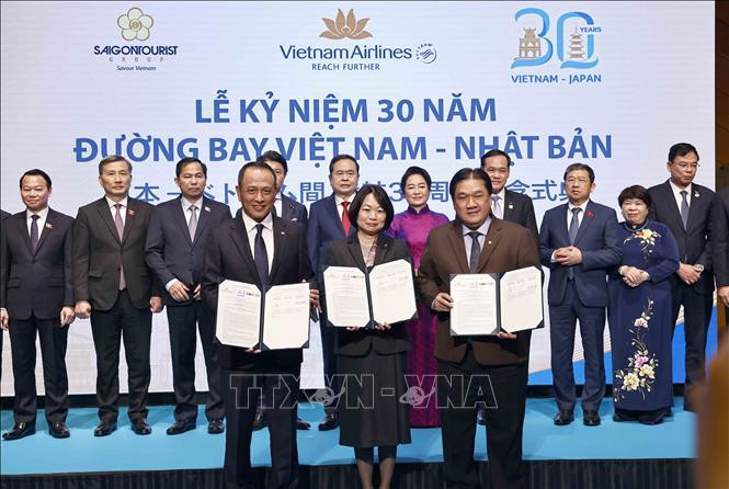 Chủ tịch Quốc hội Trần Thanh Mẫn và Phu nhân chứng kiến doanh nghiệp Việt Nam-Nhật Bản trao đổi biên bản hợp tác.