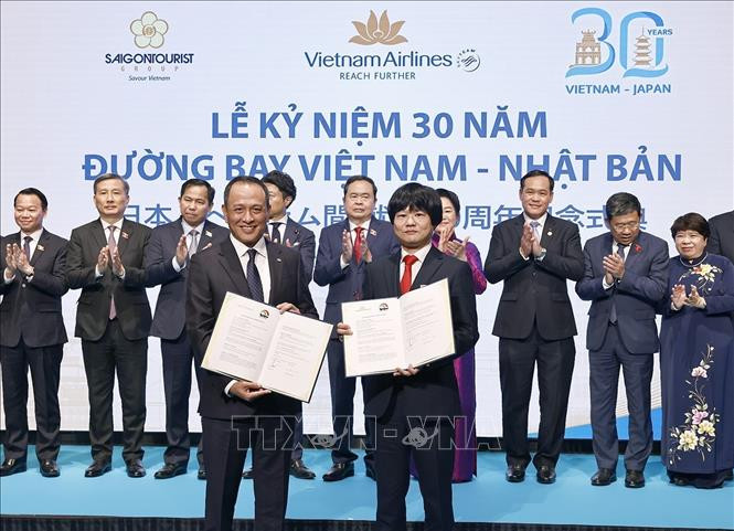 Chủ tịch Quốc hội Trần Thanh Mẫn và Phu nhân chứng kiến doanh nghiệp Việt Nam-Nhật Bản trao đổi biên bản hợp tác.