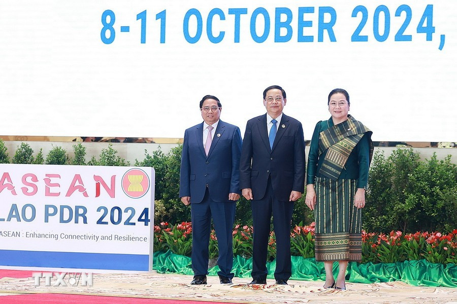Thủ tướng Lào, Chủ tịch ASEAN 2024 Sonexay Siphandone và Phu nhân đón Thủ tướng Phạm Minh Chính tham dự phiên khai mạc Hội nghị Cấp cao ASEAN lần thứ 44.