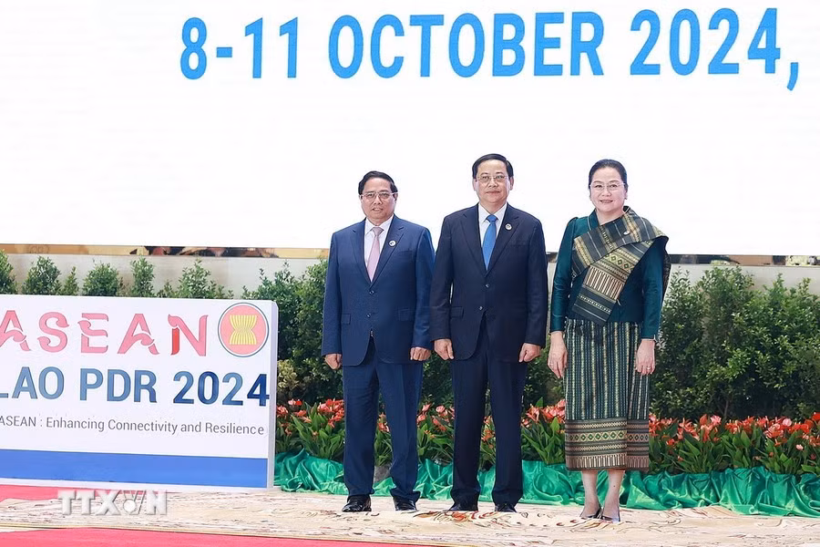 Thủ tướng Lào, Chủ tịch ASEAN 2024 Sonexay Siphandone và Phu nhân đón Thủ tướng Phạm Minh Chính tham dự phiên khai mạc Hội nghị Cấp cao ASEAN lần thứ 44.