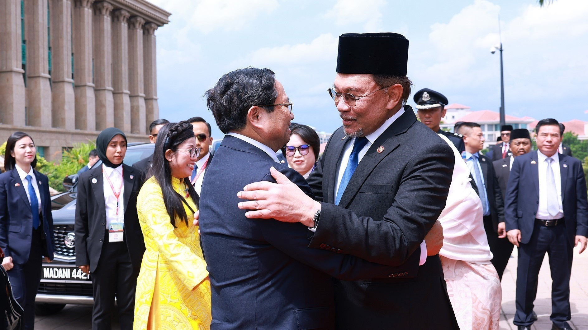 Thủ tướng Malaysia Anwar Ibrahim và Phu nhân đón Thủ tướng Phạm Minh Chính và Phu nhân thăm chính thức Malaysia. (Ảnh: TTXVN)