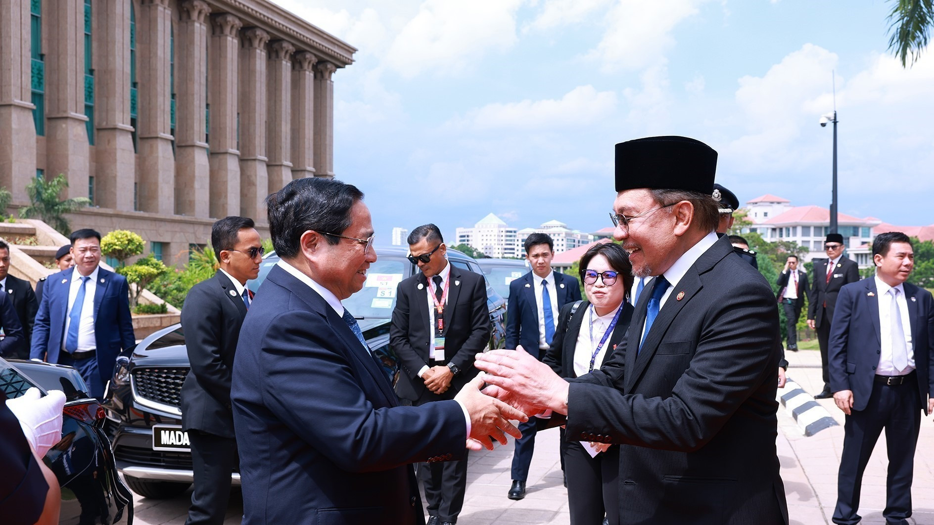 Thủ tướng Malaysia Anwar Ibrahim đón Thủ tướng Phạm Minh Chính. (Ảnh: TTXVN)