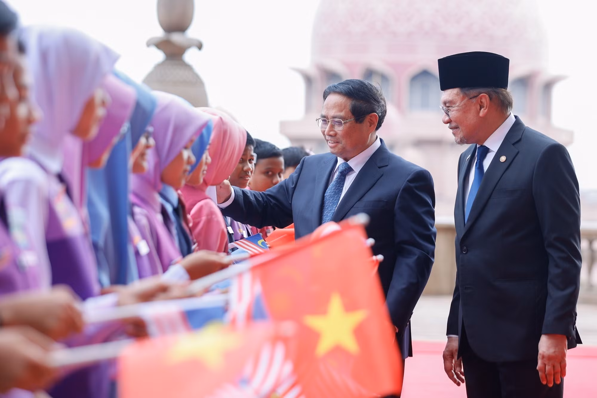 Lễ đón Thủ tướng Phạm Minh Chính thăm chính thức Malaysia. (Ảnh: TTXVN)
