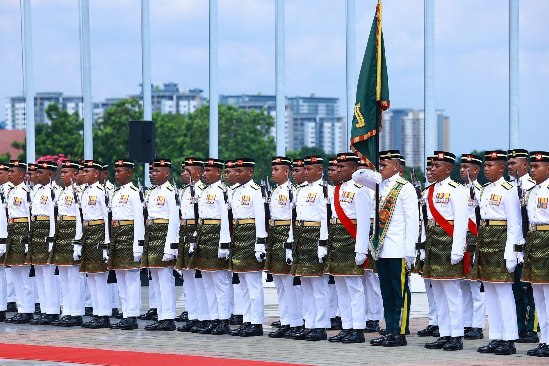 Thủ tướng Phạm Minh Chính duyệt đội danh dự. (Ảnh: TTXVN)