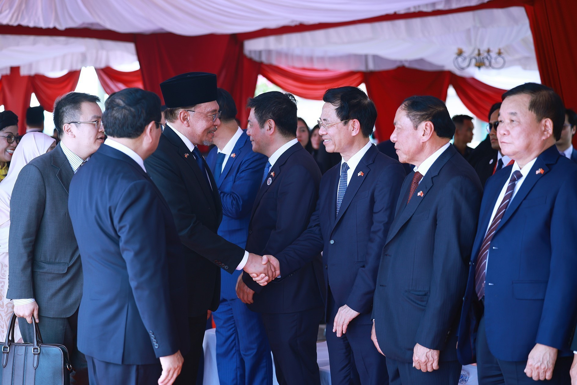 Thủ tướng Phạm Minh Chính giới thiệu với Thủ tướng Malaysia Anwar Ibrahim thành viên đoàn Việt Nam. (Ảnh: TTXVN)