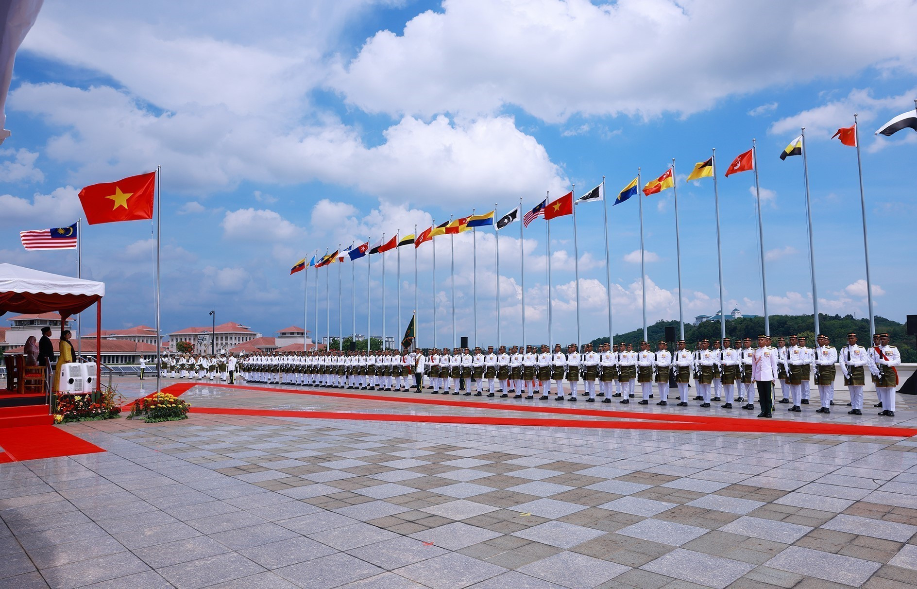 Lễ đón Thủ tướng Phạm Minh Chính và Phu nhân thăm chính thức Malaysia. (Ảnh: TTXVN)