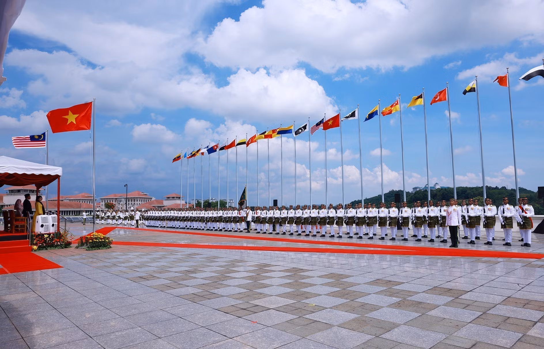 Lễ đón Thủ tướng Phạm Minh Chính và Phu nhân thăm chính thức Malaysia. (Ảnh: TTXVN)