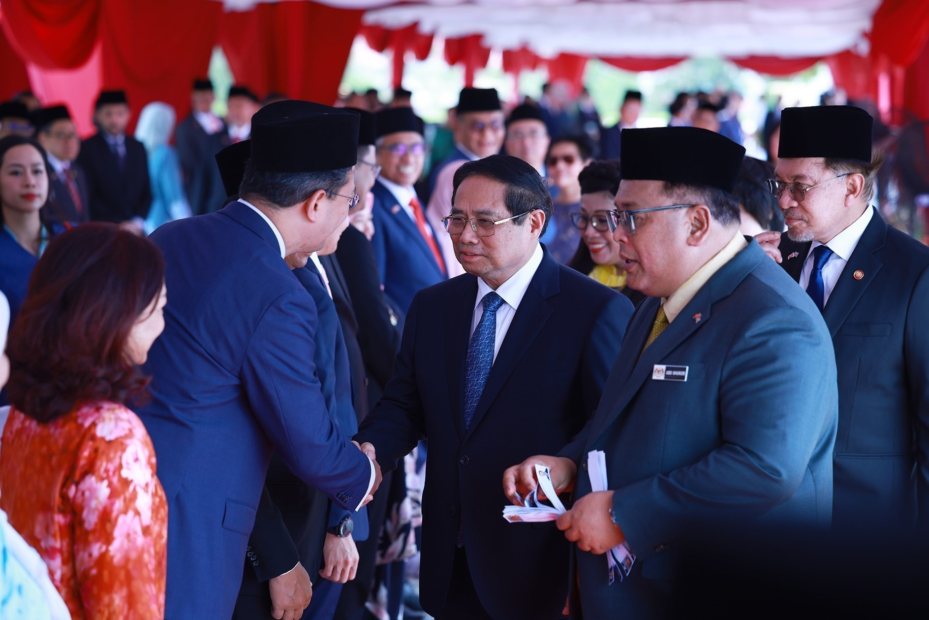 Thủ tướng Phạm Minh Chính gặp thành viên đoàn Malaysia. (Ảnh: TTXVN)