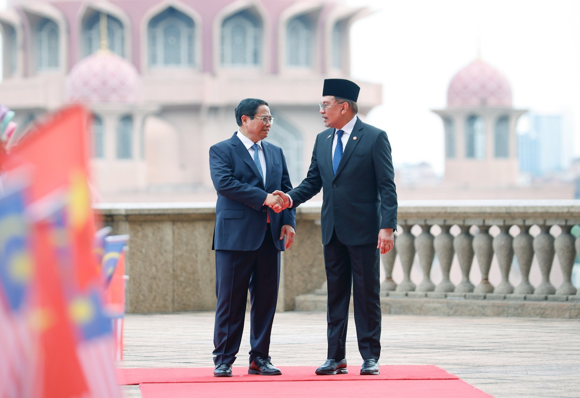 Thủ tướng Malaysia Anwar Ibrahim đón Thủ tướng Phạm Minh Chính. (Ảnh: TTXVN)