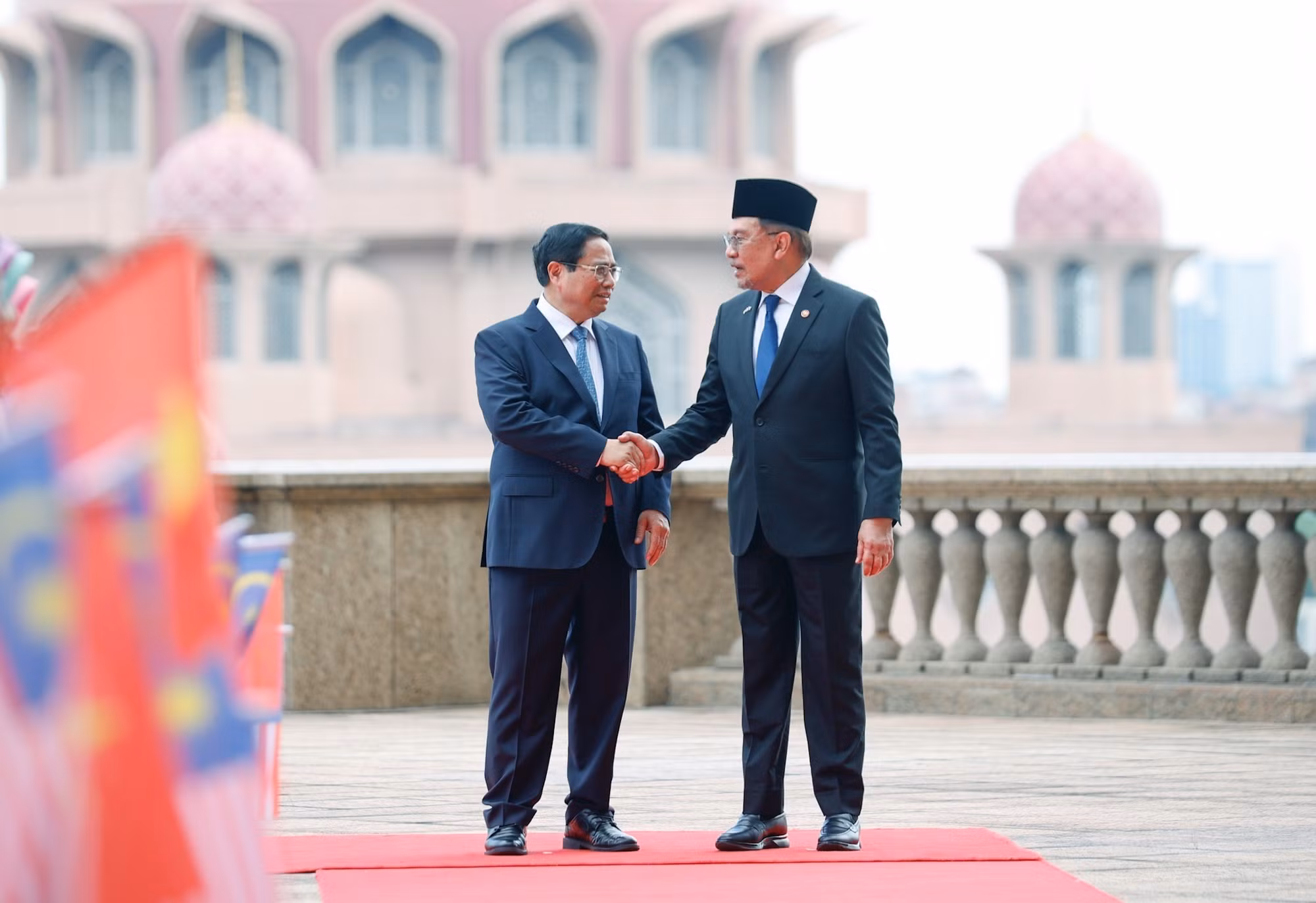 Thủ tướng Malaysia Anwar Ibrahim đón Thủ tướng Phạm Minh Chính. (Ảnh: TTXVN)