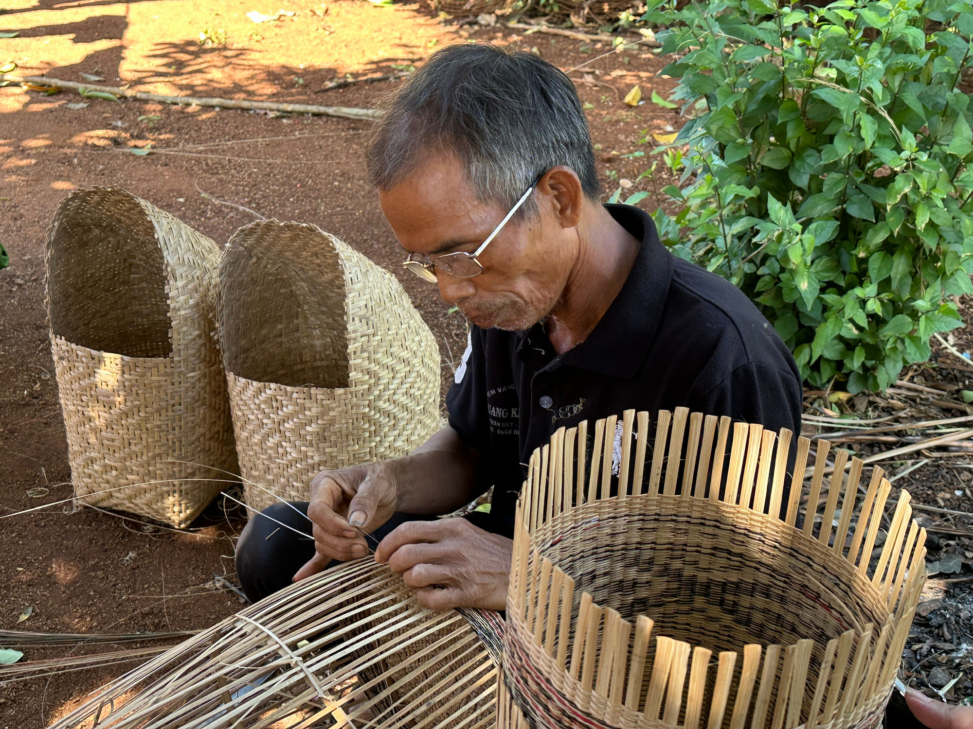 Nghề thủ công đan mây tre được bảo tồn và duy trì tại Gia Lai. (Ảnh THI PHONG)