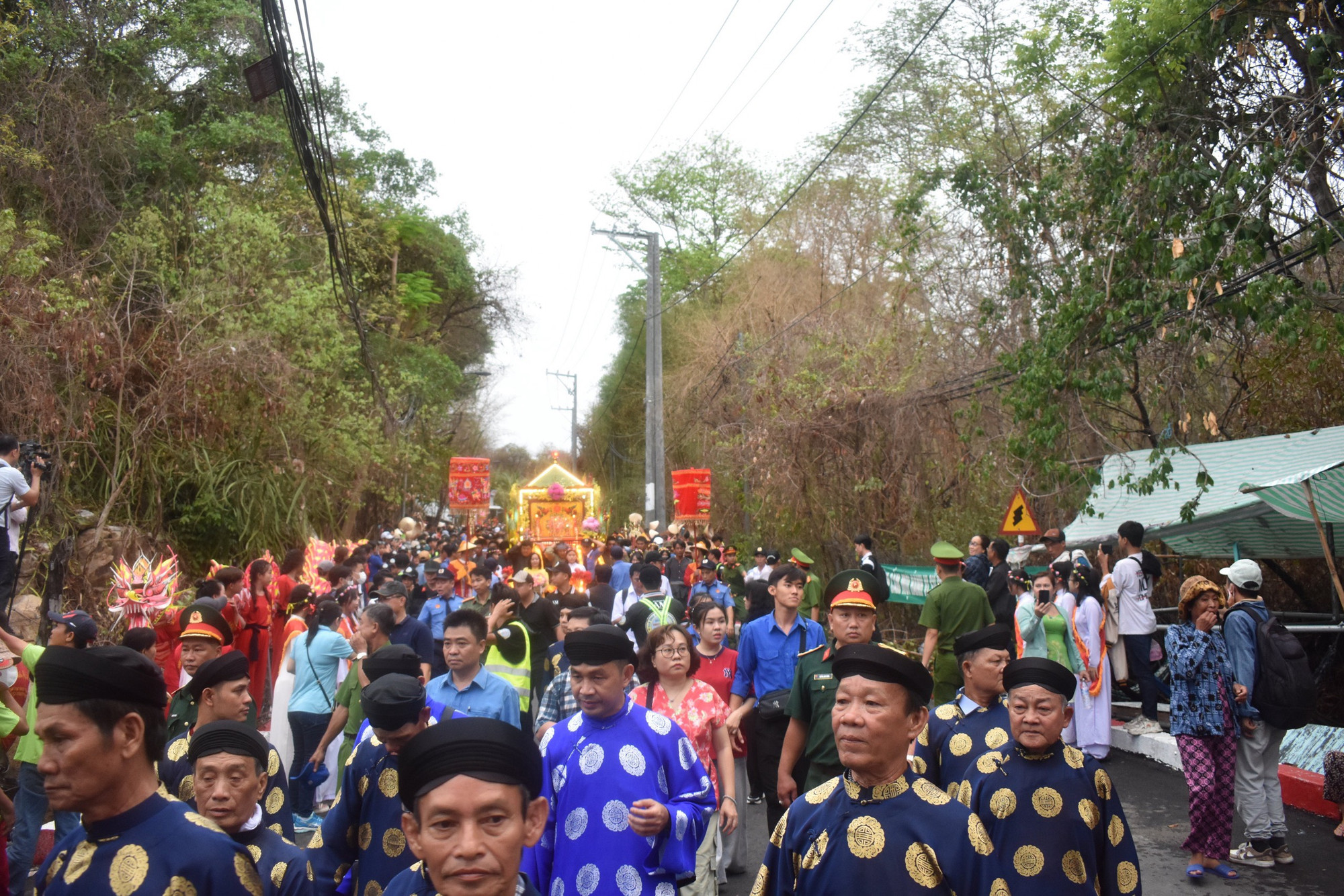 Người dân nô nức về dự lễ hội Vía Bà Chúa Xứ. (Ảnh: BQL)