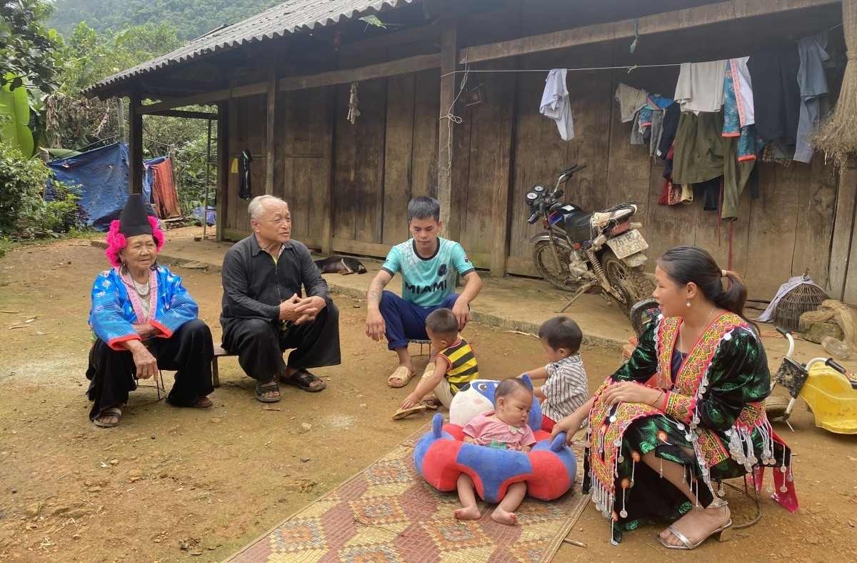 Ông Vì Khua Nu, bản Pha Khuông, xã Co Mạ, huyện Thuận Châu (Sơn La) tích cực vận động người thân không tin, không nghe theo các luận điệu tuyên truyền, dụ dỗ, lôi kéo của kẻ xấu. Ông Vì Khua Nu, bản Pha Khuông, xã Co Mạ, huyện Thuận Châu (Sơn La) tích cực vận động người thân không tin, không nghe theo các luận điệu tuyên truyền, dụ dỗ, lôi kéo của kẻ xấu.