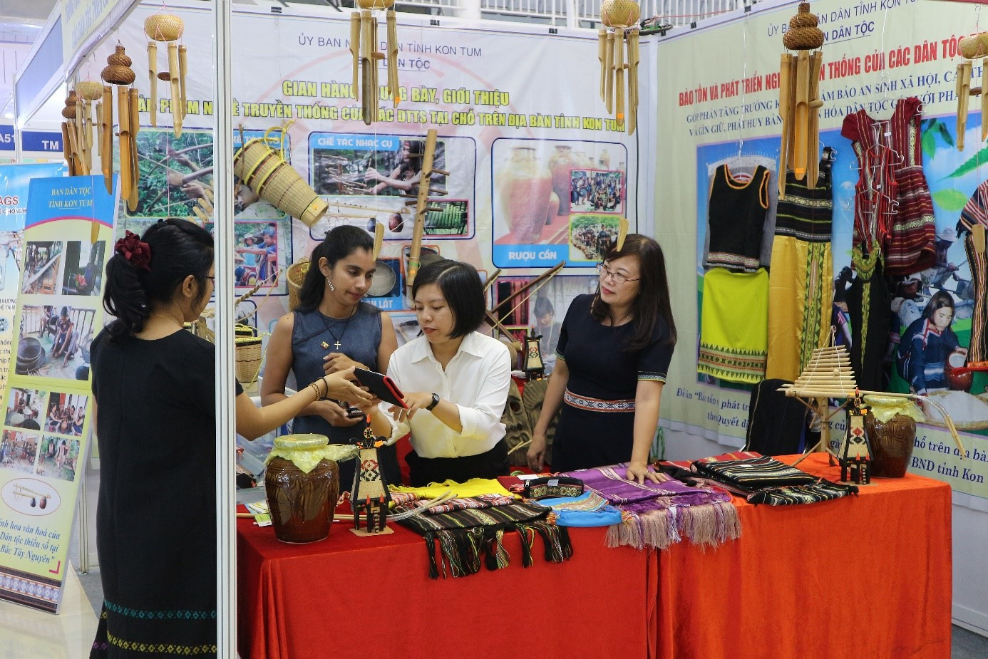 Ban Dân tộc tỉnh Kon Tum tổ chức trưng bày, giới thiệu sản phẩm nghề truyền thống của các dân tộc trên địa bàn tỉnh tại Hội chợ hành lang quốc tế Đông Tây - Đà Nẵng. Ban Dân tộc tỉnh Kon Tum tổ chức trưng bày, giới thiệu sản phẩm nghề truyền thống của các dân tộc trên địa bàn tỉnh tại Hội chợ hành lang quốc tế Đông Tây - Đà Nẵng.
