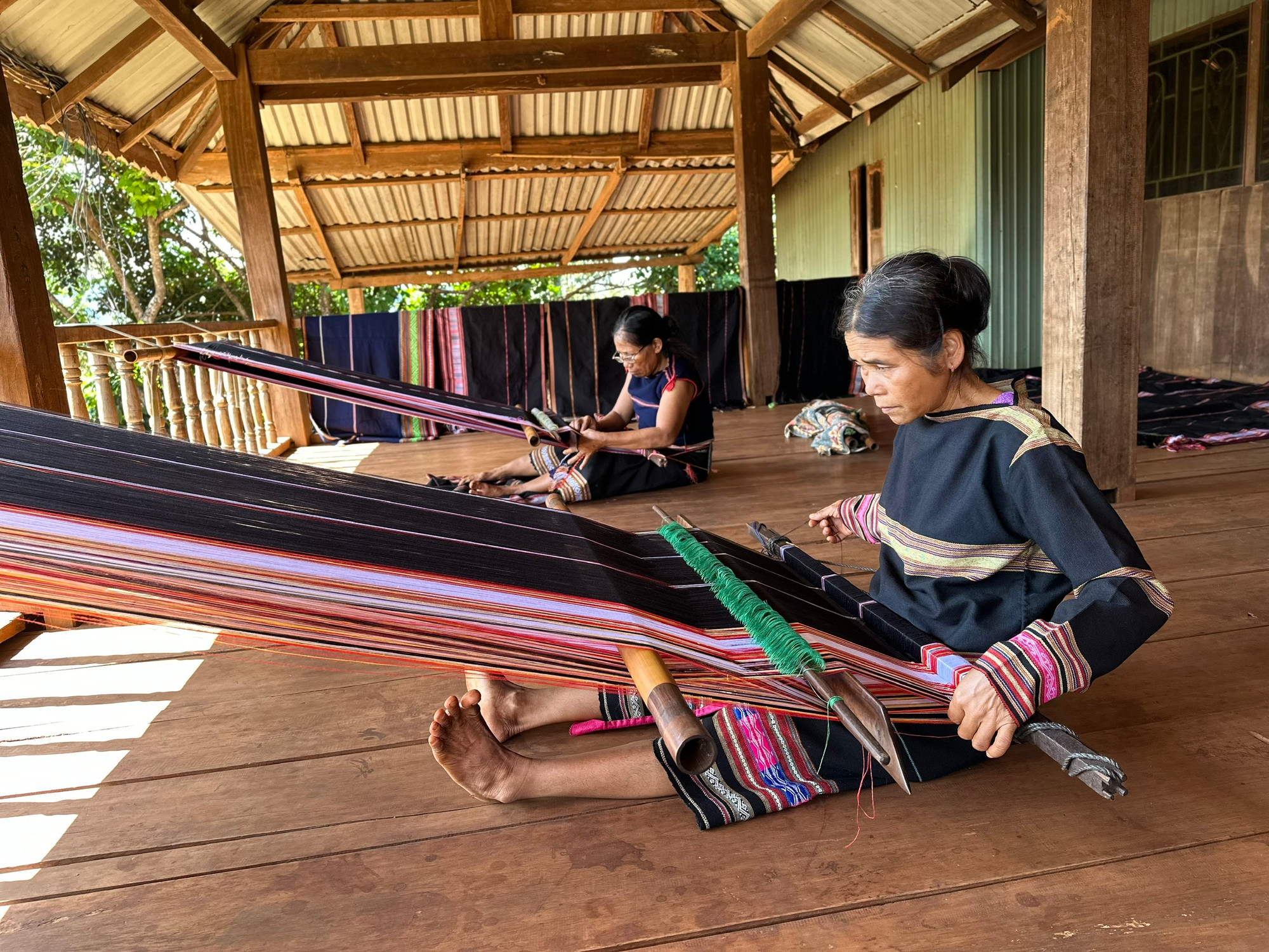 Các nghệ nhân dệt thổ cẩm ở làng văn hóa du lịch cộng đồng Ia Mơ Nông. (Ảnh THI PHONG)