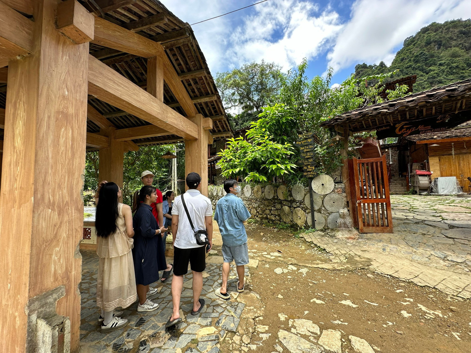 Các ngày trong tuần, Khuổi Ky vẫn đón nhiều du khách tìm đến trải nghiệm. (Ảnh: THI PHONG)