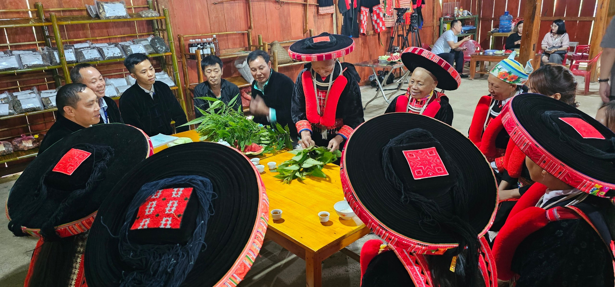 Một buổi sinh hoạt của Câu lạc bộ Cộng đồng dân tộc Dao đỏ bảo tồn và phát triển các bài thuốc cổ truyền