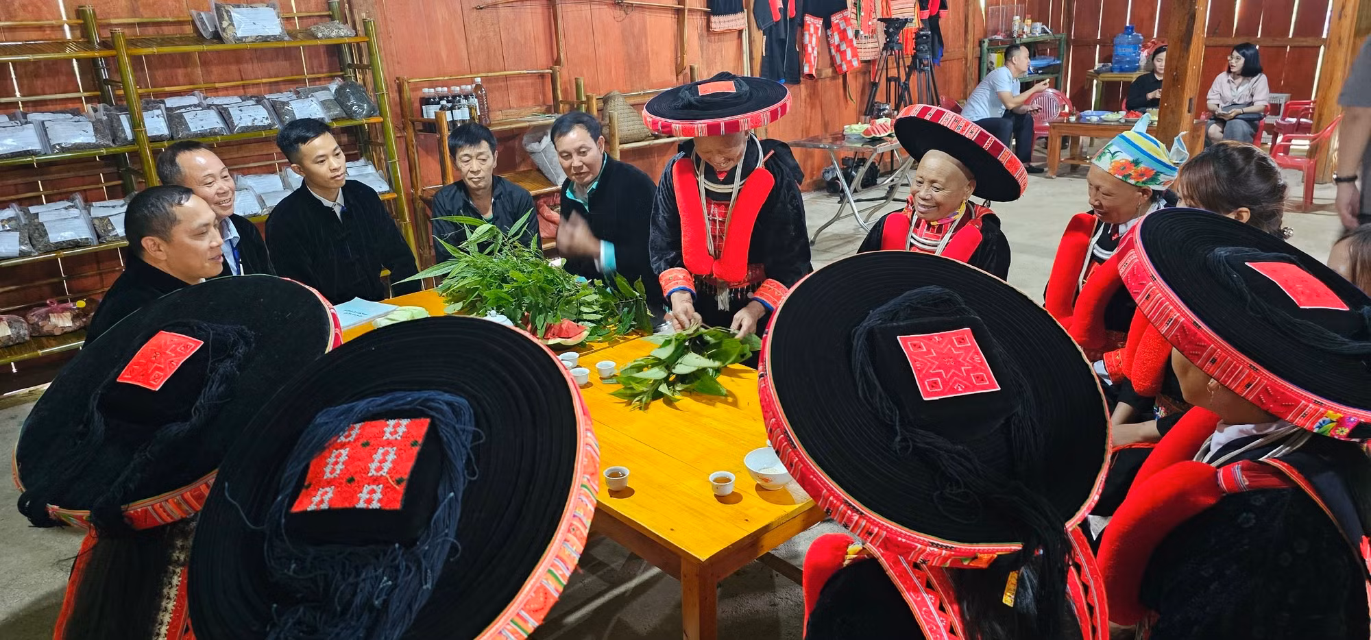 Một buổi sinh hoạt của Câu lạc bộ Cộng đồng dân tộc Dao đỏ bảo tồn và phát triển các bài thuốc cổ truyền