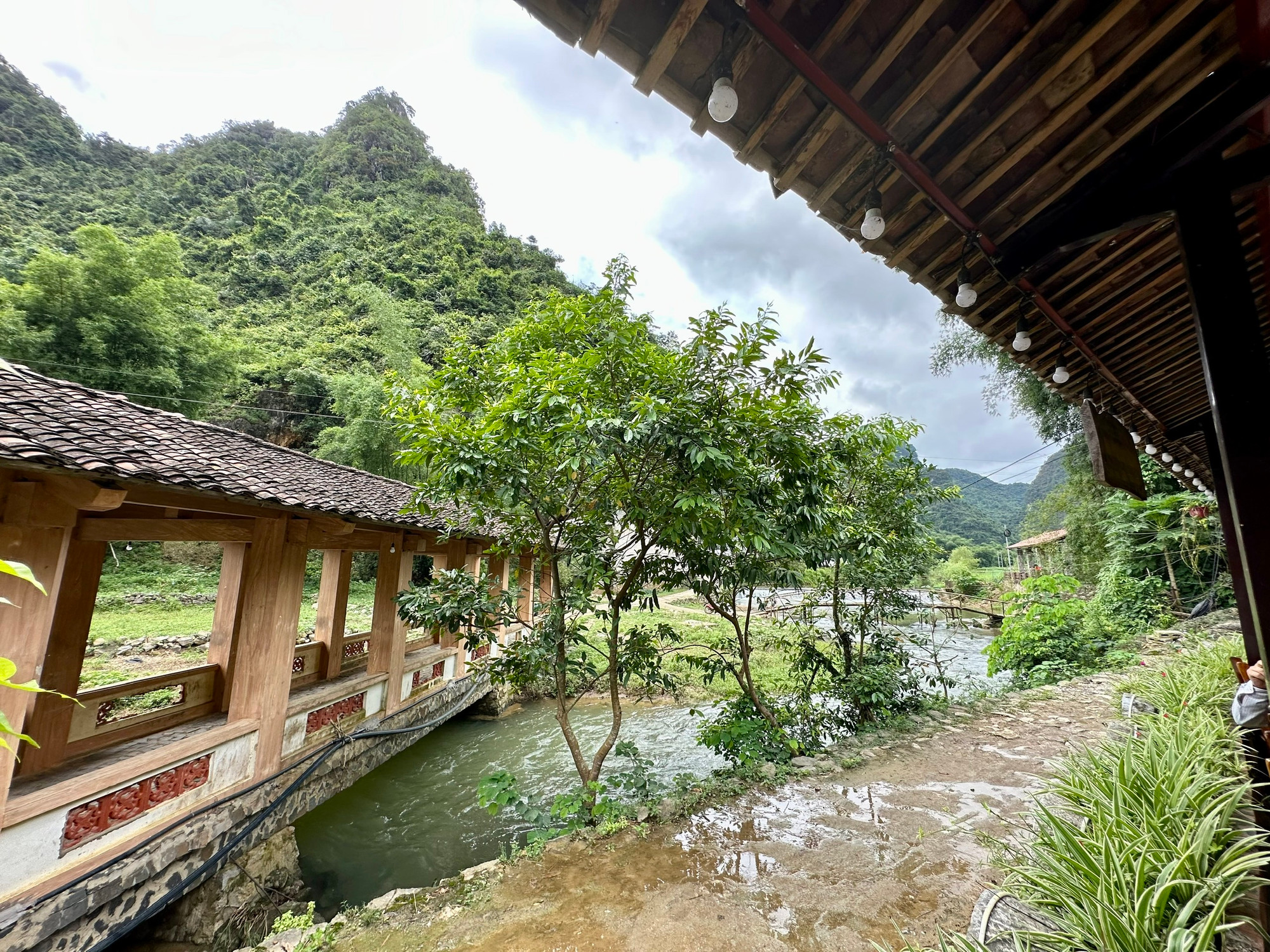 Ngôi làng nằm cạnh dòng suối Khuổi Ky trong xanh. (Ảnh: THI PHONG)