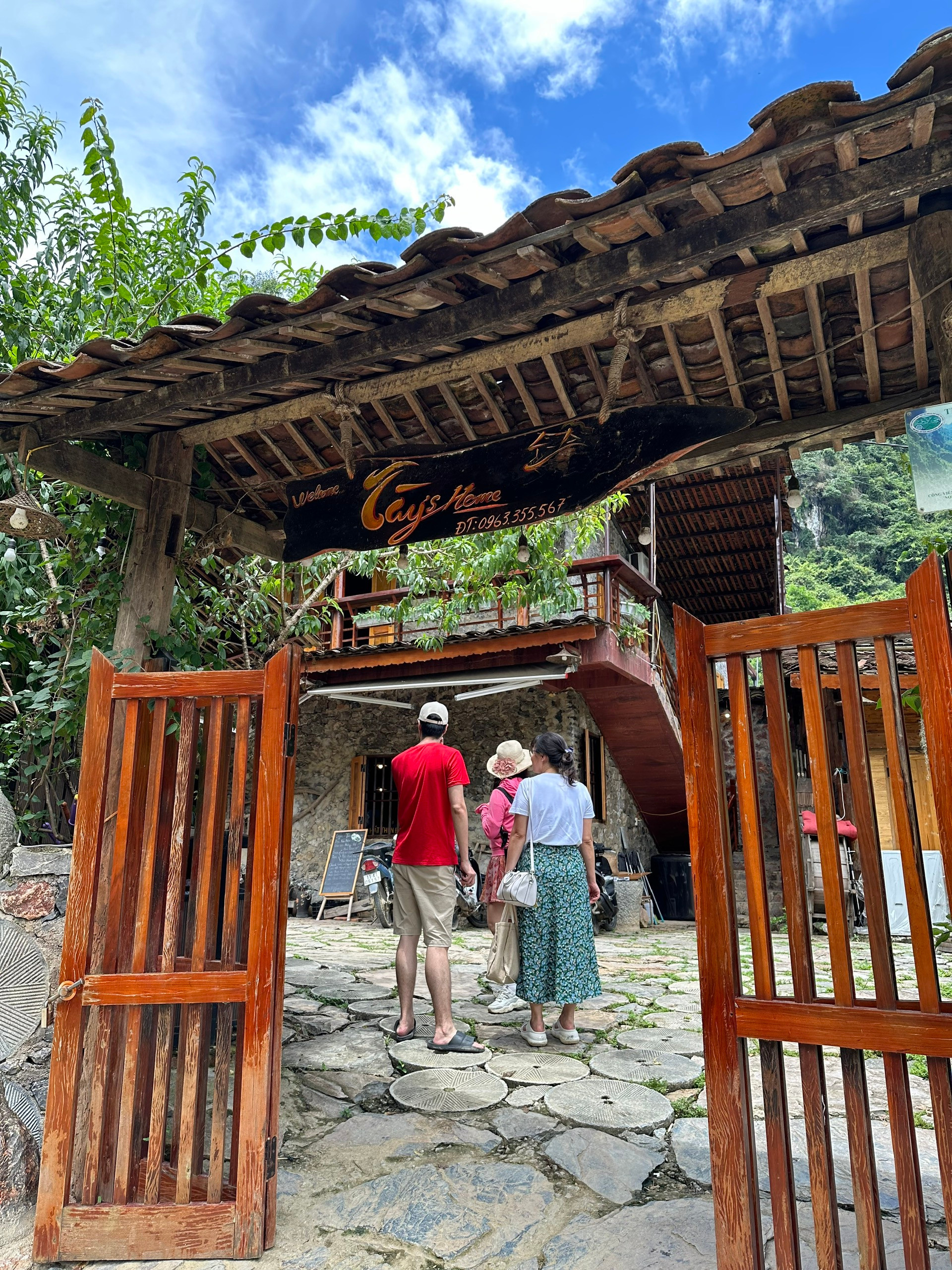 Ngày càng có nhiều du khách tìm đến với Khuổi Ky. (Ảnh: THI PHONG)