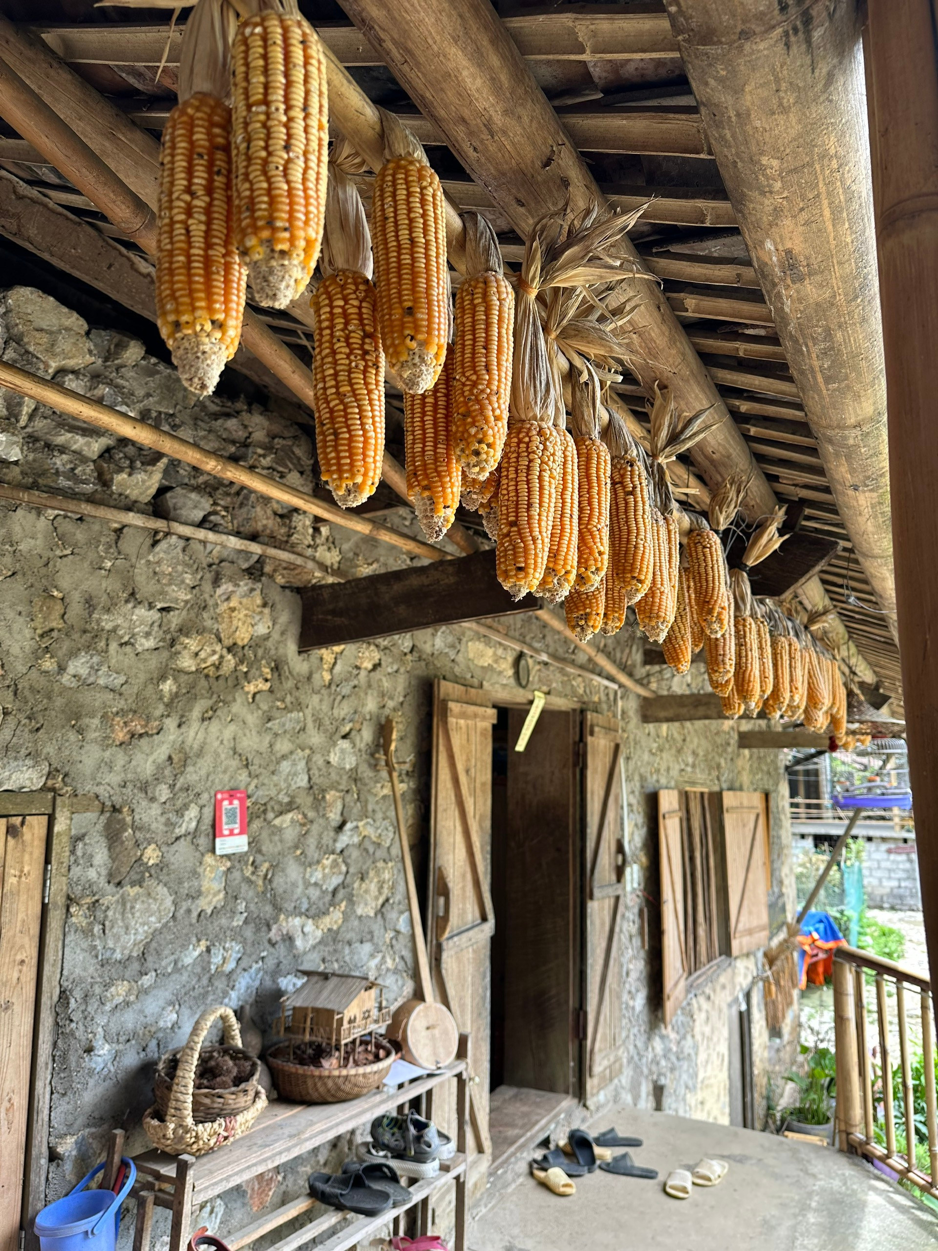 Một góc hiên nhà của người Tày ở Khuổi Ky. (Ảnh: THI PHONG)