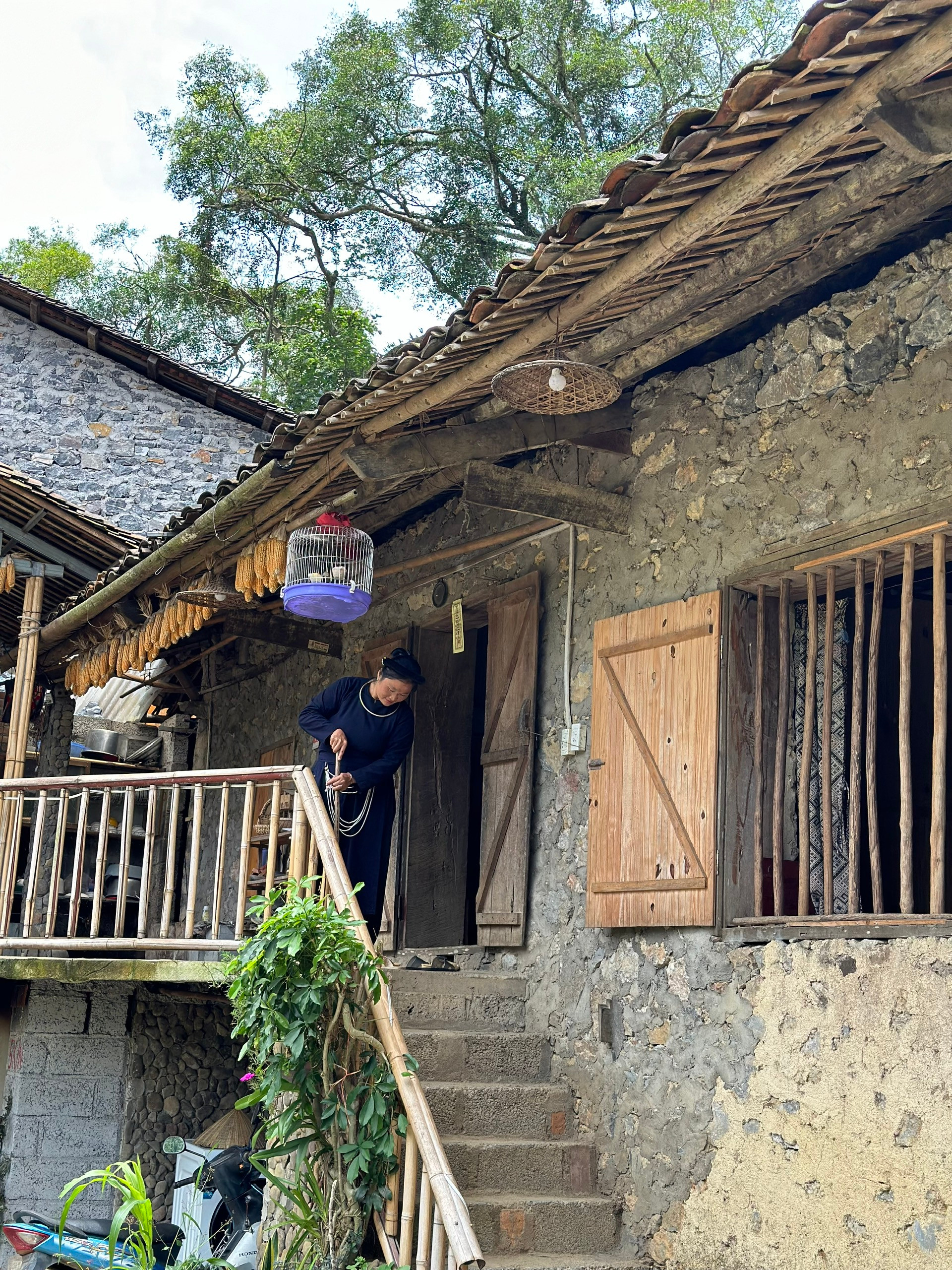 Ngôi nhà sàn bằng đá của người Tày ở Khuổi Ky. (Ảnh: THI PHONG)