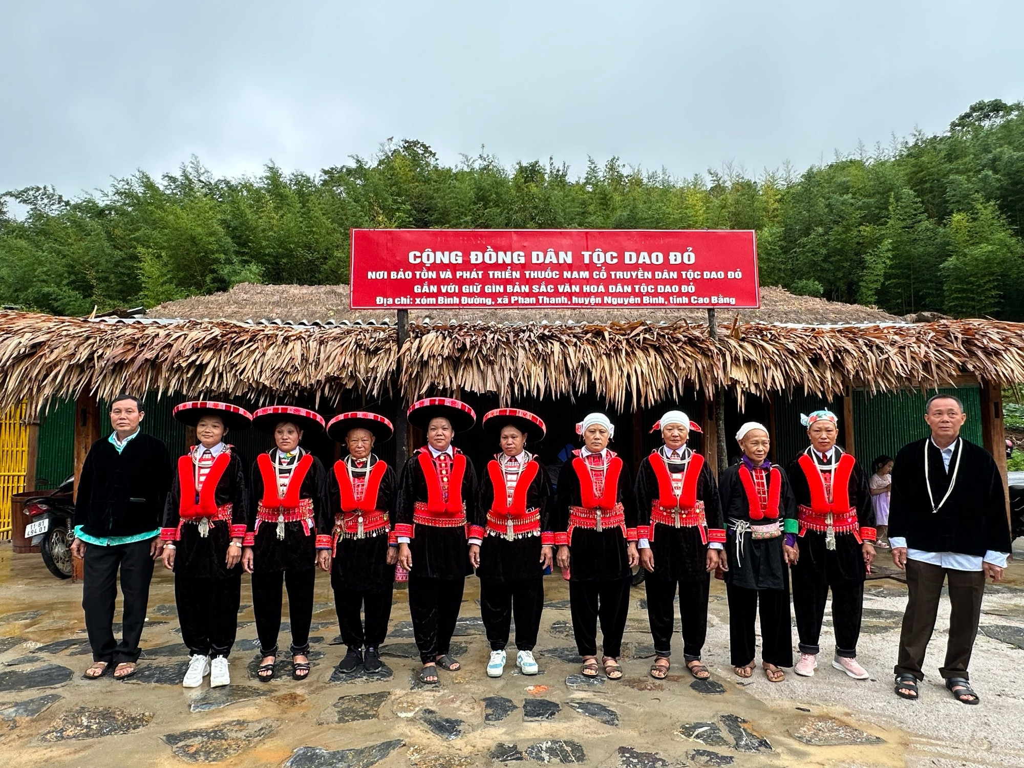 Bà con trong Câu lạc bộ Cộng đồng dân tộc Dao đỏ bảo tồn và phát triển các bài thuốc cổ truyền