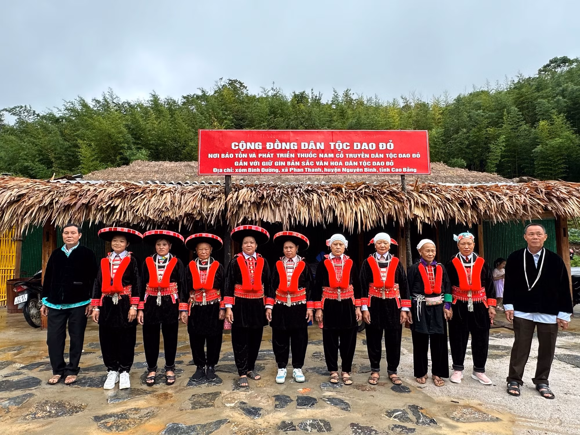 Bà con trong Câu lạc bộ Cộng đồng dân tộc Dao đỏ bảo tồn và phát triển các bài thuốc cổ truyền