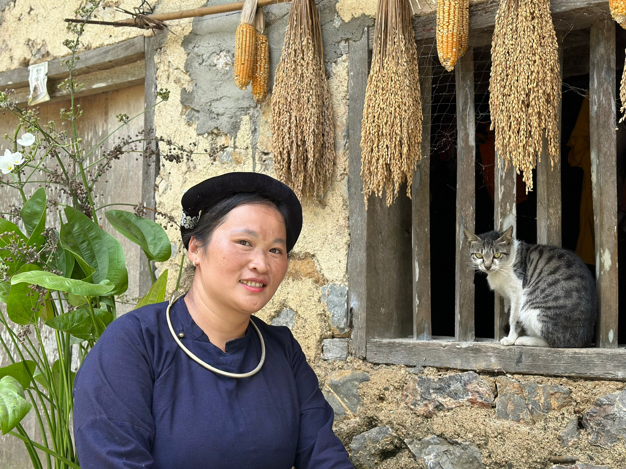 Chị Mạc Thị Khon, chủ homestay Quang Thuận duyên dáng trong trang phục truyền thống của dân tộc Tày. (Ảnh: THI PHONG)