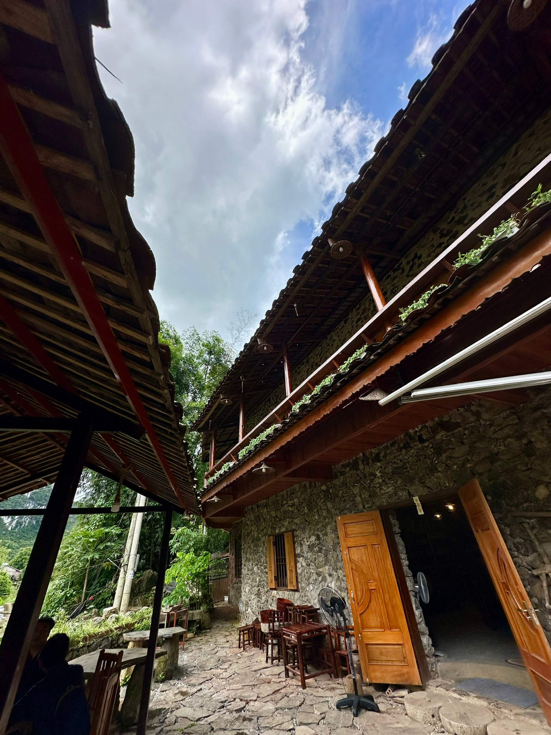 Việc xây dựng các homestay ở Khuổi Ky cần chú trọng việc bảo tồn các kiến trúc truyền thống. (Ảnh: THI PHONG)