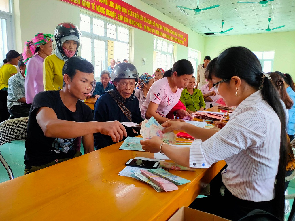 Cán bộ xã Bình Lư (huyện Tam Đường, tỉnh Lai Châu) cấp phát tiền hỗ trợ cho người nghèo, cận nghèo bị ảnh hưởng bởi dịch Covid-19. (Ảnh: Internet)