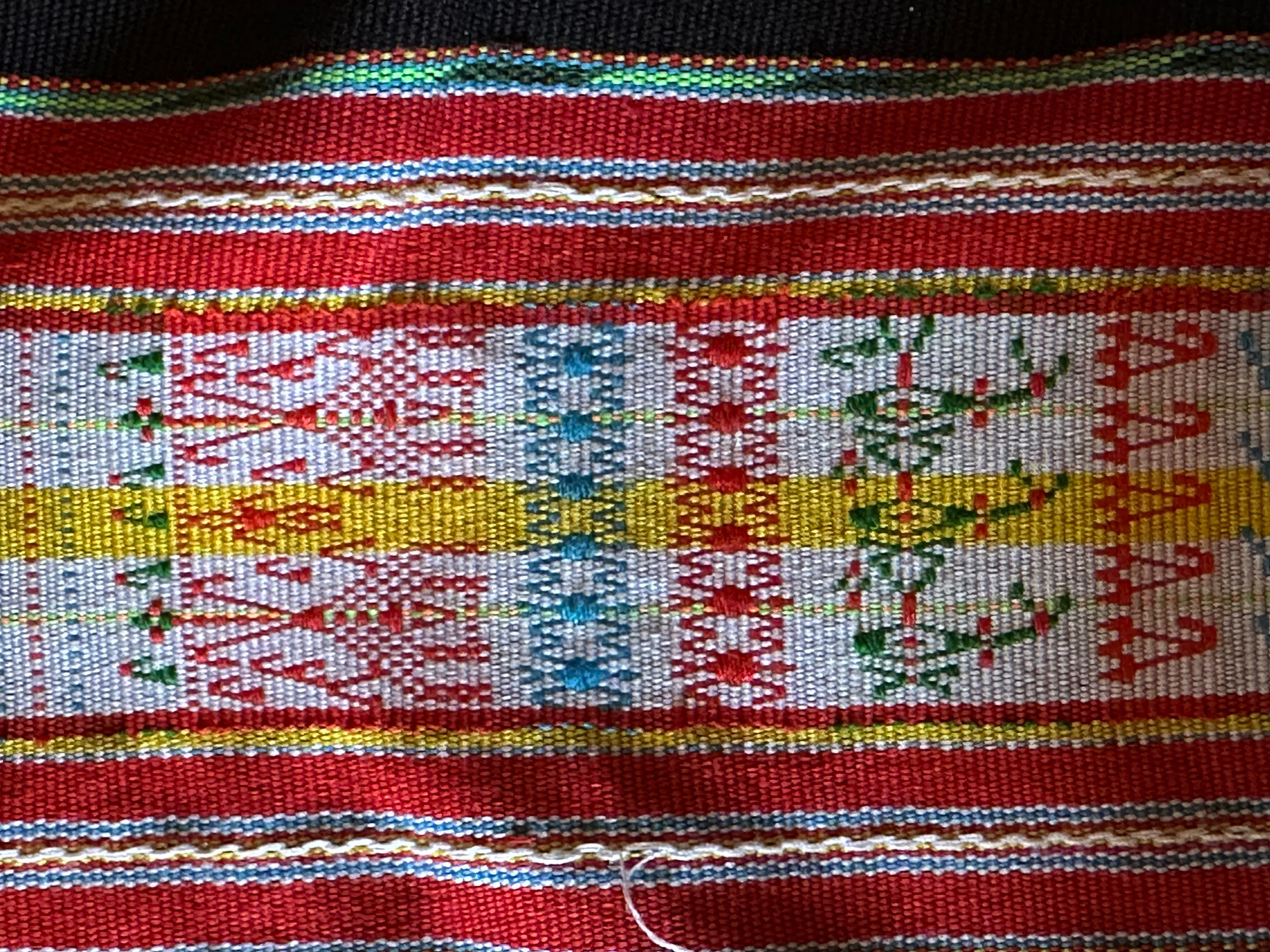 Hoa văn trên mỗi mảnh vải thể hiện sự sáng tạo của các nghệ nhân. (Ảnh THI PHONG)