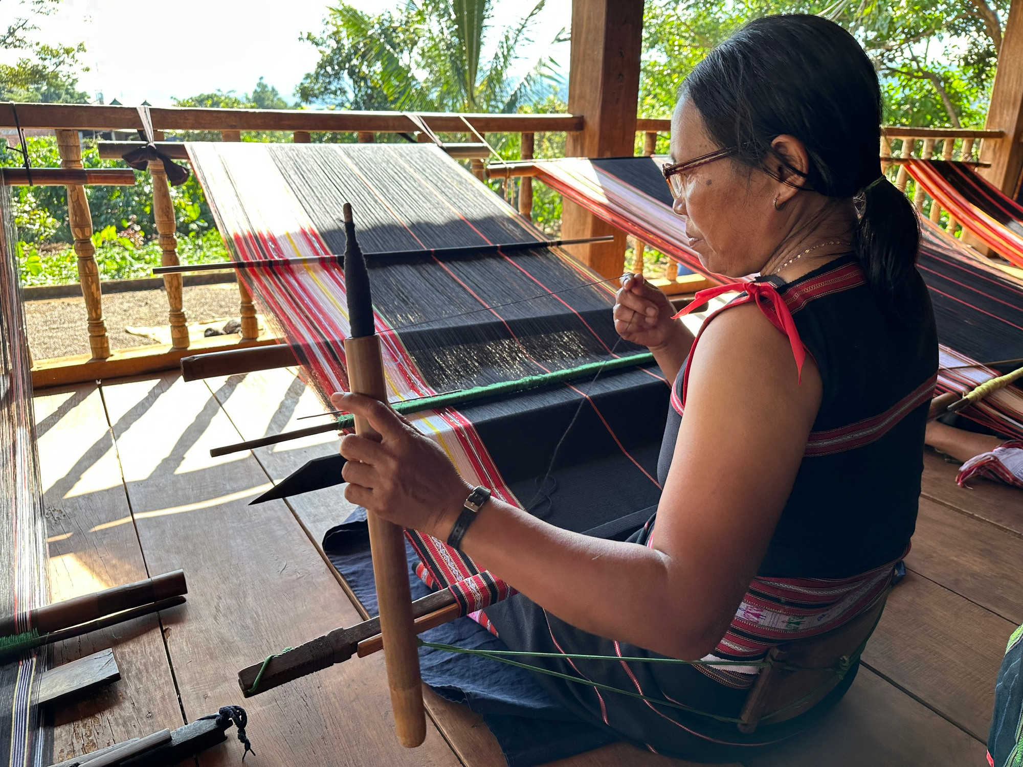 Các nghệ nhân mong muốn có nhiều người trẻ nối nghề truyền thống. (Ảnh THI PHONG)