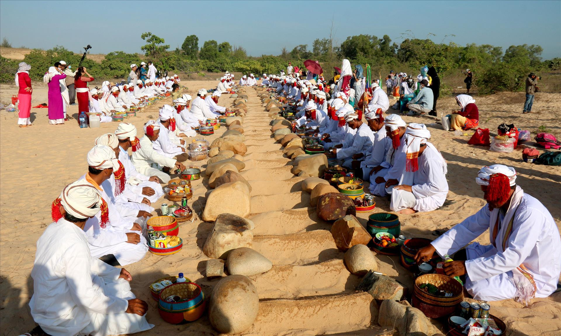 Lễ tảo mộ là một phong tục, tín ngưỡng dân gian của đồng bào Chăm Bà Ni ở Bình Thuận để tưởng niệm, biết ơn tổ tiên và dòng tộc cũng như tâm linh của mọi người trong cộng đồng. (Ảnh: Nguyễn Thanh/TTXVN)
