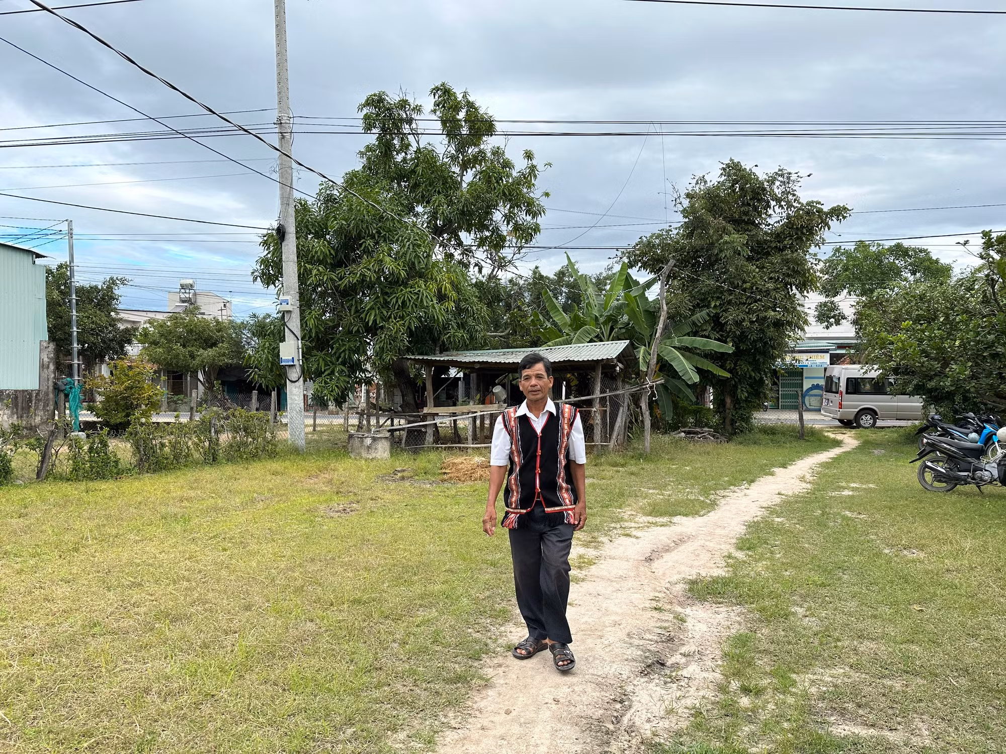 Ông Kror Đuing đến tận nhà các đối tượng phân tích cho họ thấy Tin lành Đêga là bất hợp pháp, là chống Đảng, chống Nhà nước. (Ảnh: Hà Nhân)