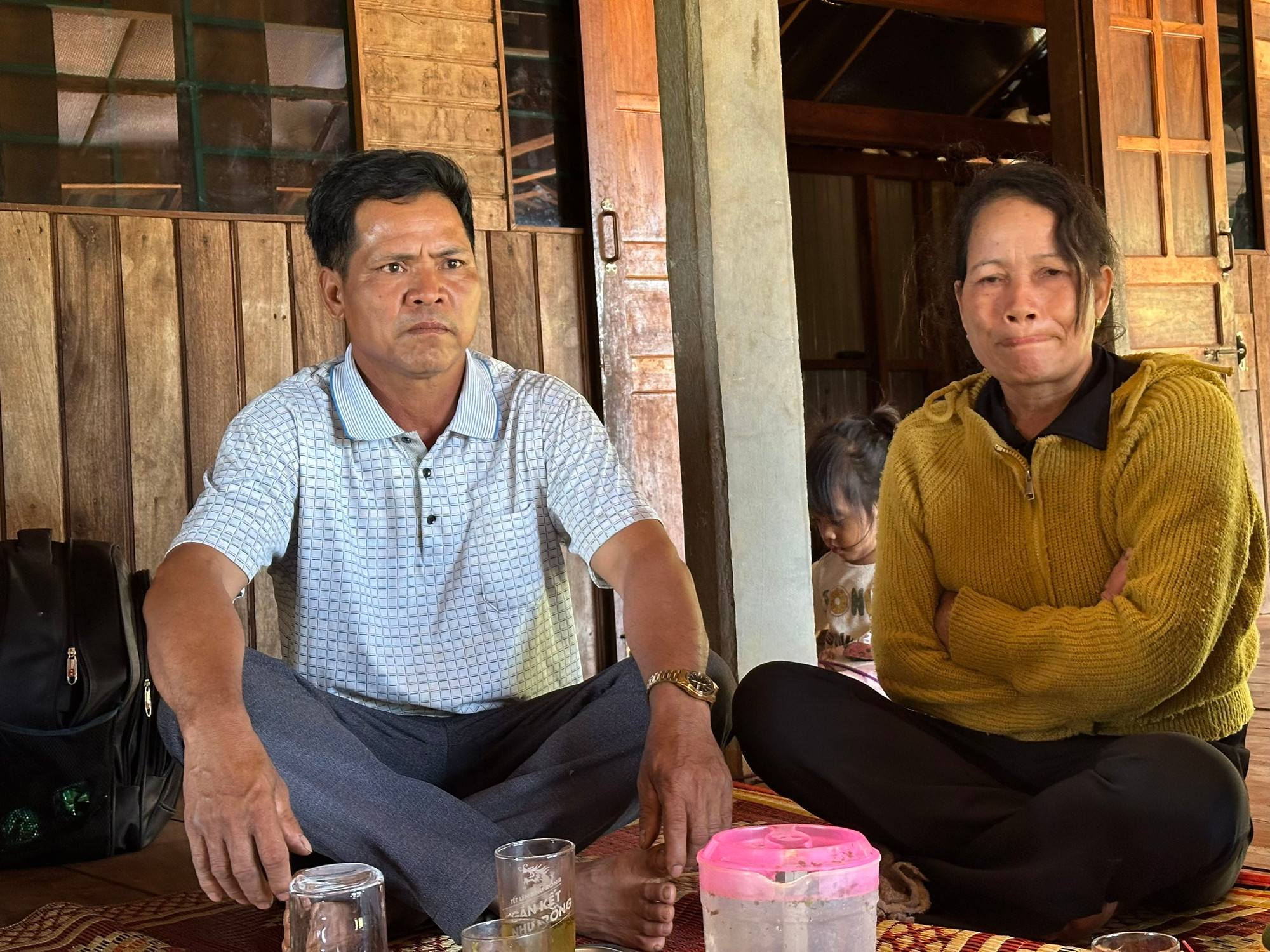 Vợ ông Rơ Châm Mreng ngậm ngùi khi nhớ lại chuyện cũ. (Ảnh: HÀ NHÂN)