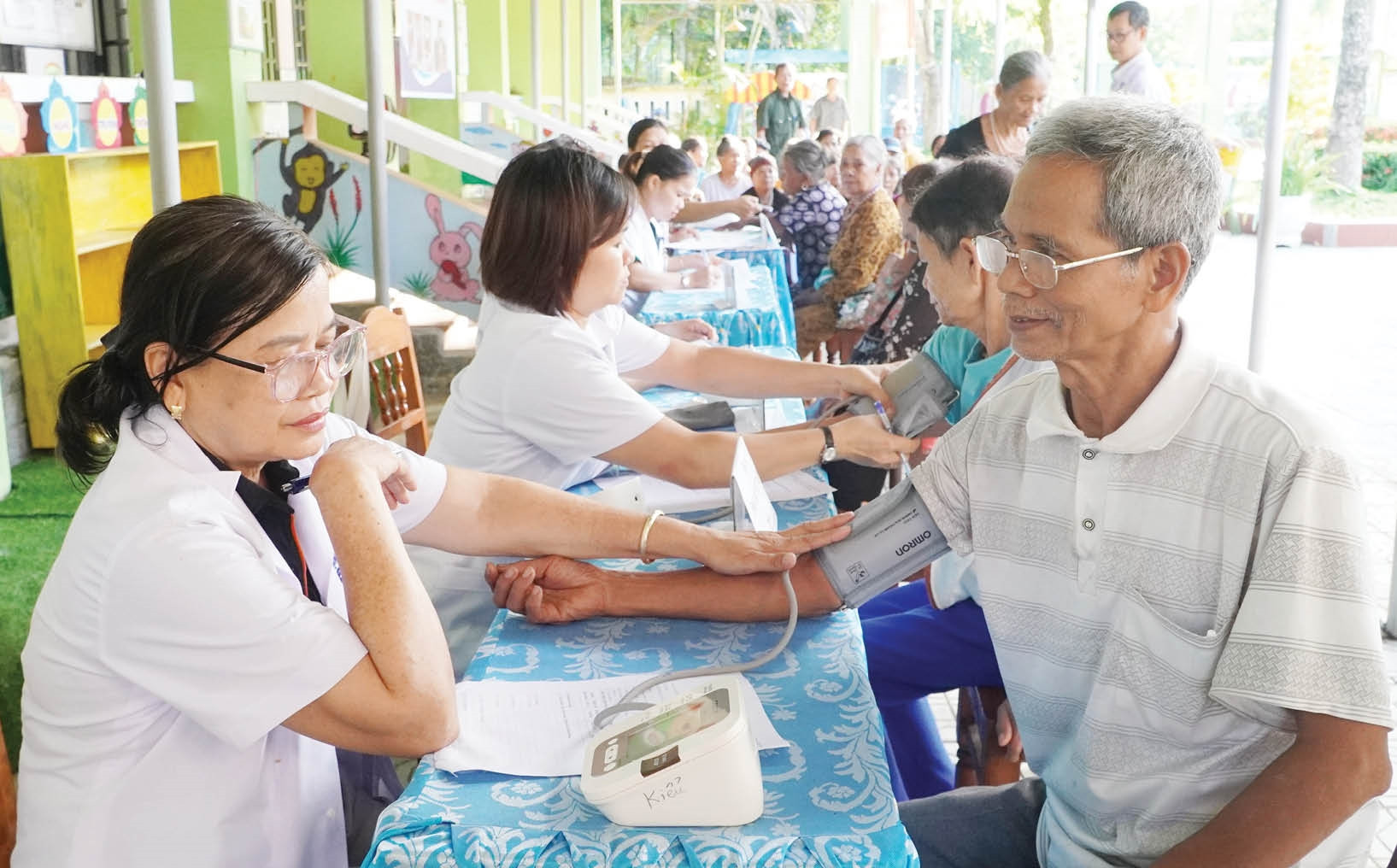 Người cao tuổi huyện Nam Đông (tỉnh Thừa Thiên Huế) được khám sức khỏe tổng quát và lập hồ sơ quản lý sức khỏe.