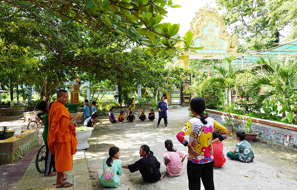 Tham gia khóa học chữ Khmer tại chùa, các em nhỏ được tham gia nhiều hoạt động vui chơi bổ ích. Tham gia khóa học chữ Khmer tại chùa, các em nhỏ được tham gia nhiều hoạt động vui chơi bổ ích.