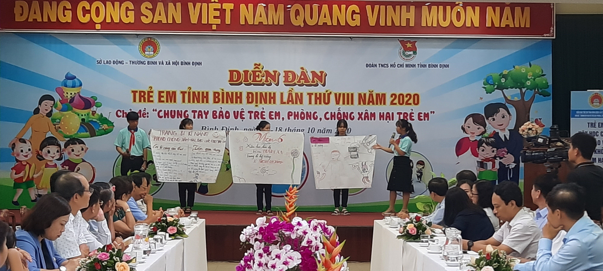 Trẻ em Bình Định đưa ra nhiều thông điệp ý nghĩa gửi đến các đại biểu lãnh đạo của các sở, ngành, đoàn thể tỉnh tại Diễn đàn Trẻ em với chủ đề “Chung tay bảo vệ trẻ em, phòng, chống xâm hại trẻ em”.