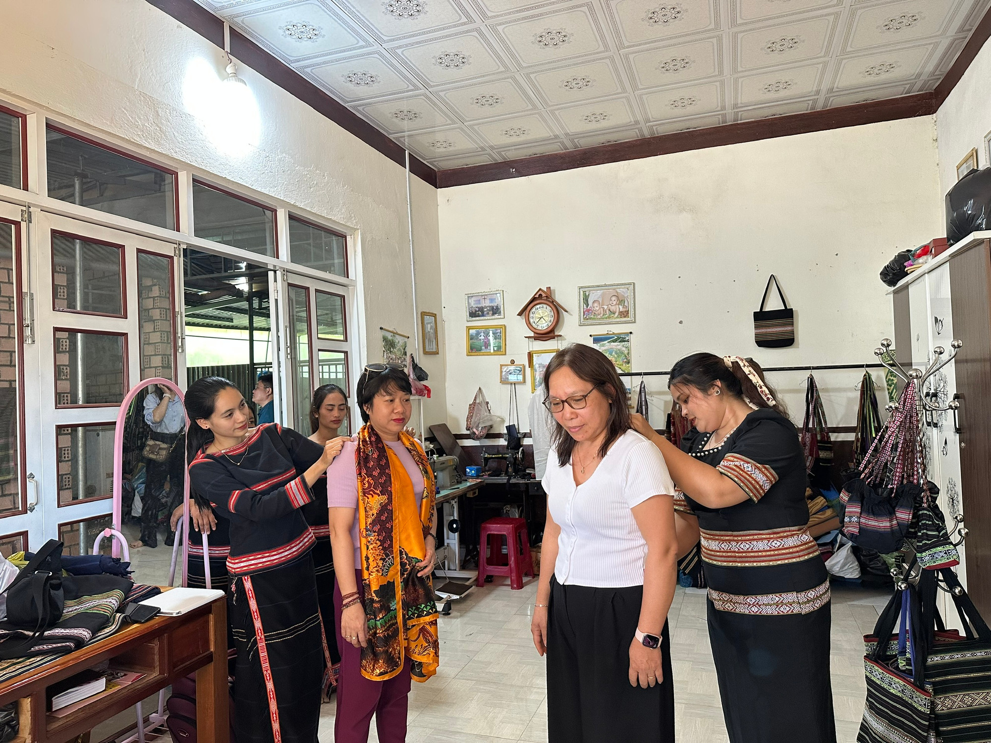 Chị Han (ngoài cùng bên trái) và chị Ngân (ngoài cùng bên phải) may đo cho khách theo yêu cầu. (Ảnh THI PHONG) Chị Han (ngoài cùng bên trái) và chị Ngân (ngoài cùng bên phải) may đo cho khách theo yêu cầu. (Ảnh THI PHONG)