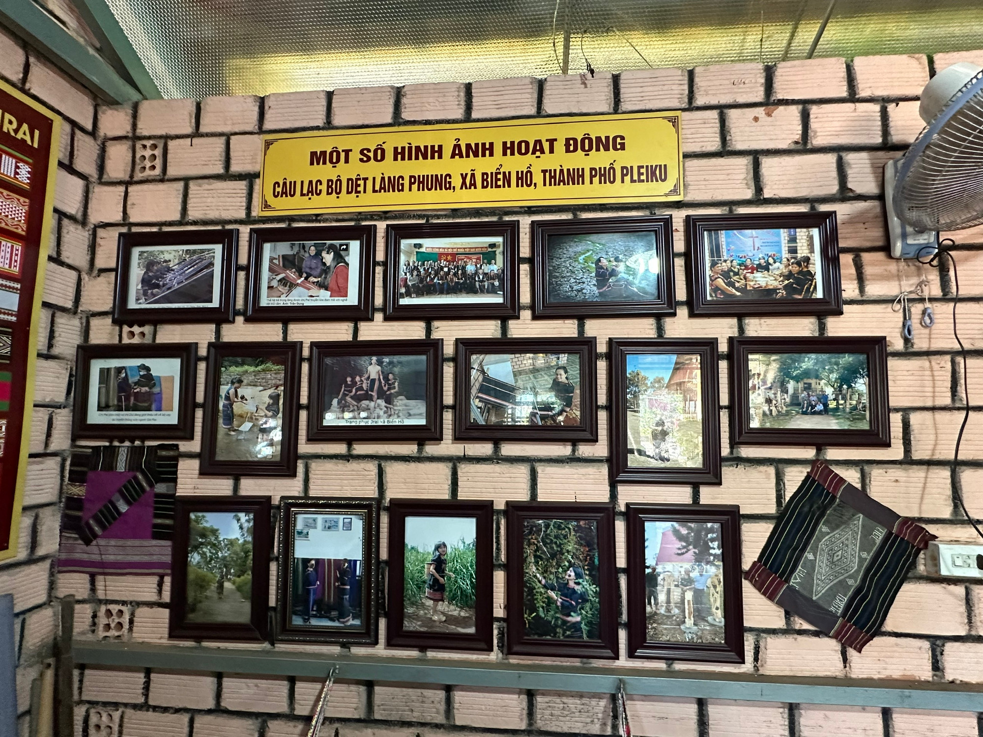 Một góc trong phòng trưng bày của Câu lạc bộ dệt thổ cẩm làng Phung. (Ảnh THI PHONG) Một góc trong phòng trưng bày của Câu lạc bộ dệt thổ cẩm làng Phung. (Ảnh THI PHONG)