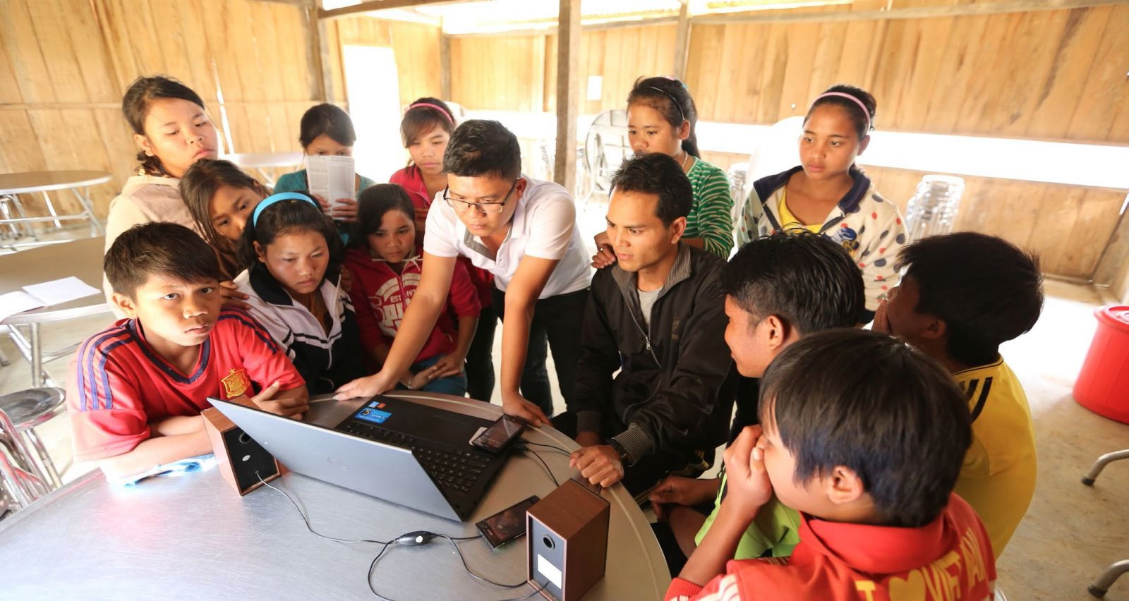 Đưa internet đến với học trò vùng cao. (Ảnh: Internet)