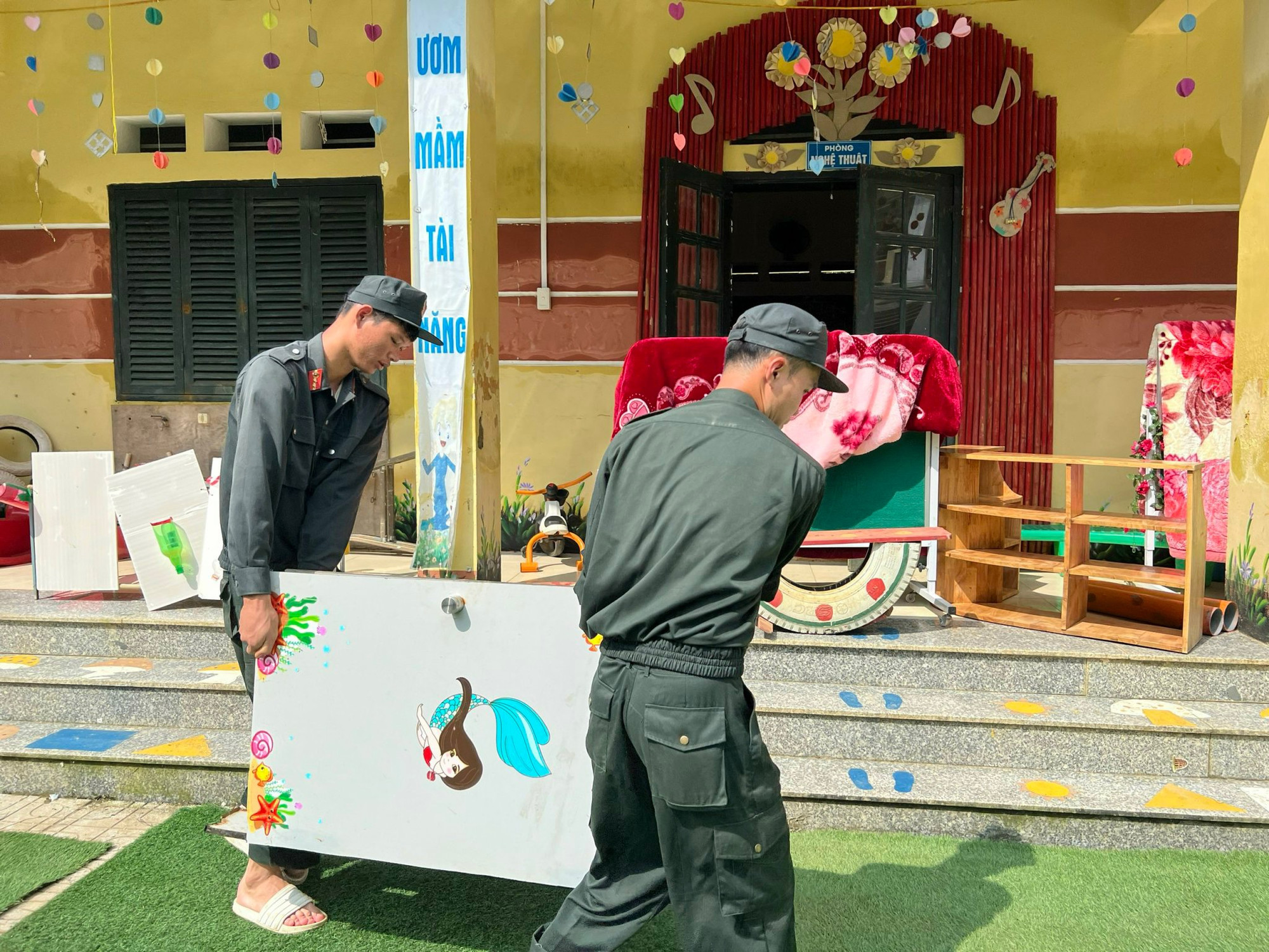 Khẩn trương hỗ trợ nhà trường cho ngày khai giảng năm học mới.