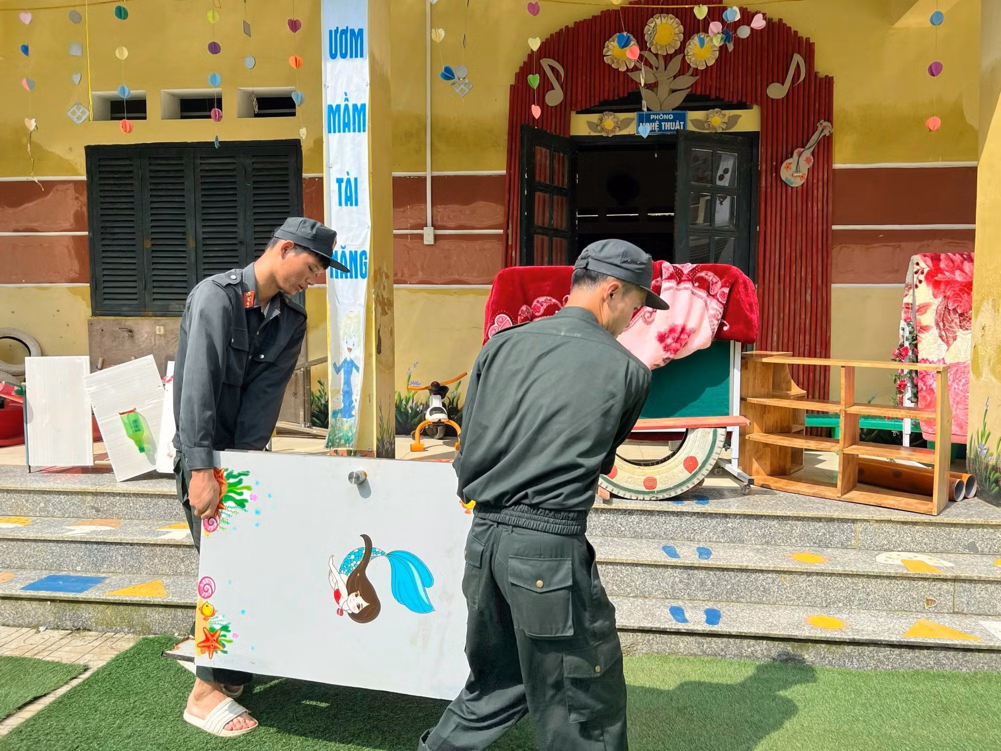 Khẩn trương hỗ trợ nhà trường cho ngày khai giảng năm học mới.