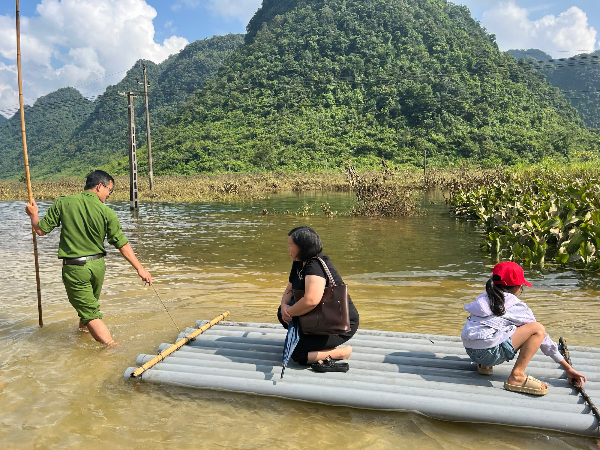 Mưa kéo dài khiến địa bàn xã Quang Vinh bị ngập nước.