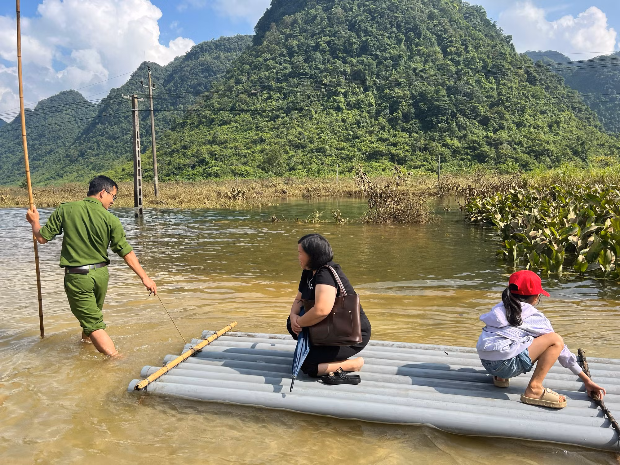 Mưa kéo dài khiến địa bàn xã Quang Vinh bị ngập nước.