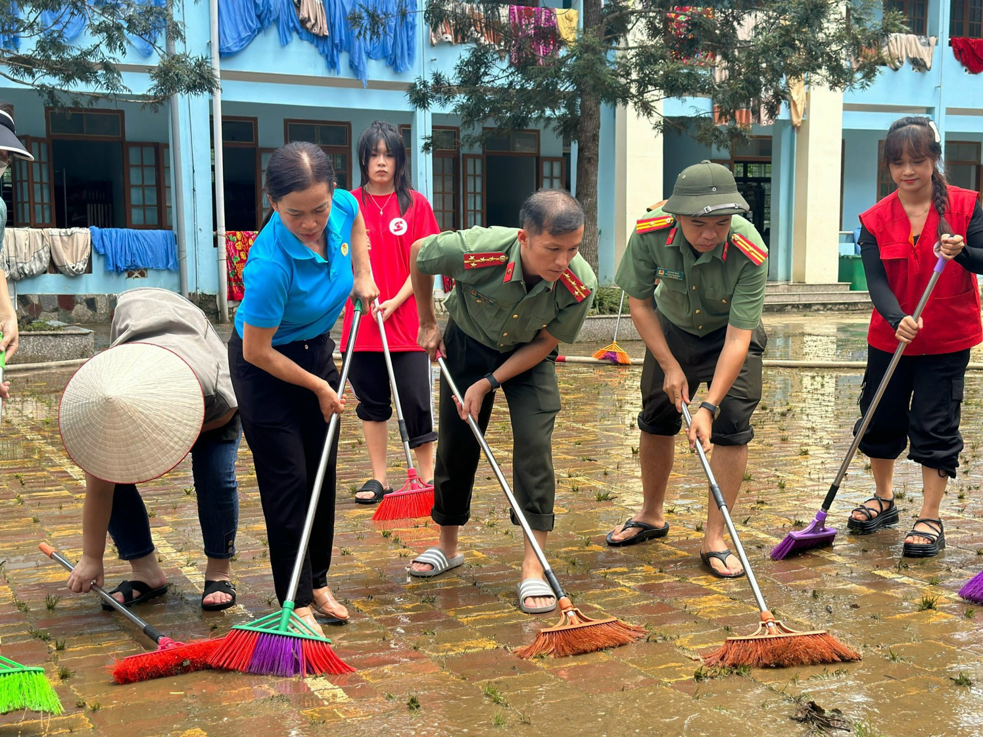 Hỗ trợ khắc phục thiệt hại mưa lũ tại xã Quang Vinh, huyện Trùng Khánh ảnh 4
