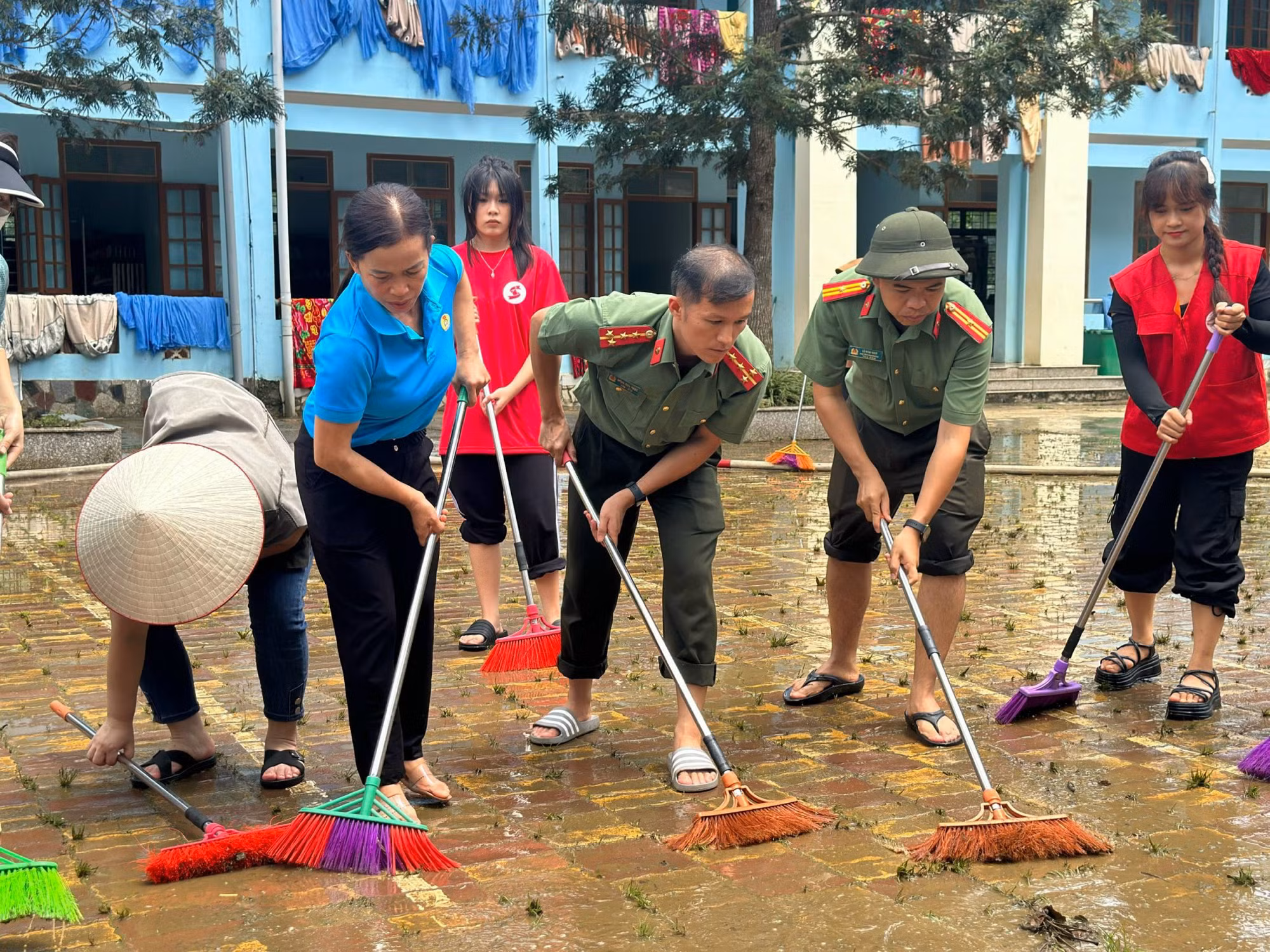 Hỗ trợ khắc phục thiệt hại mưa lũ tại xã Quang Vinh, huyện Trùng Khánh ảnh 4