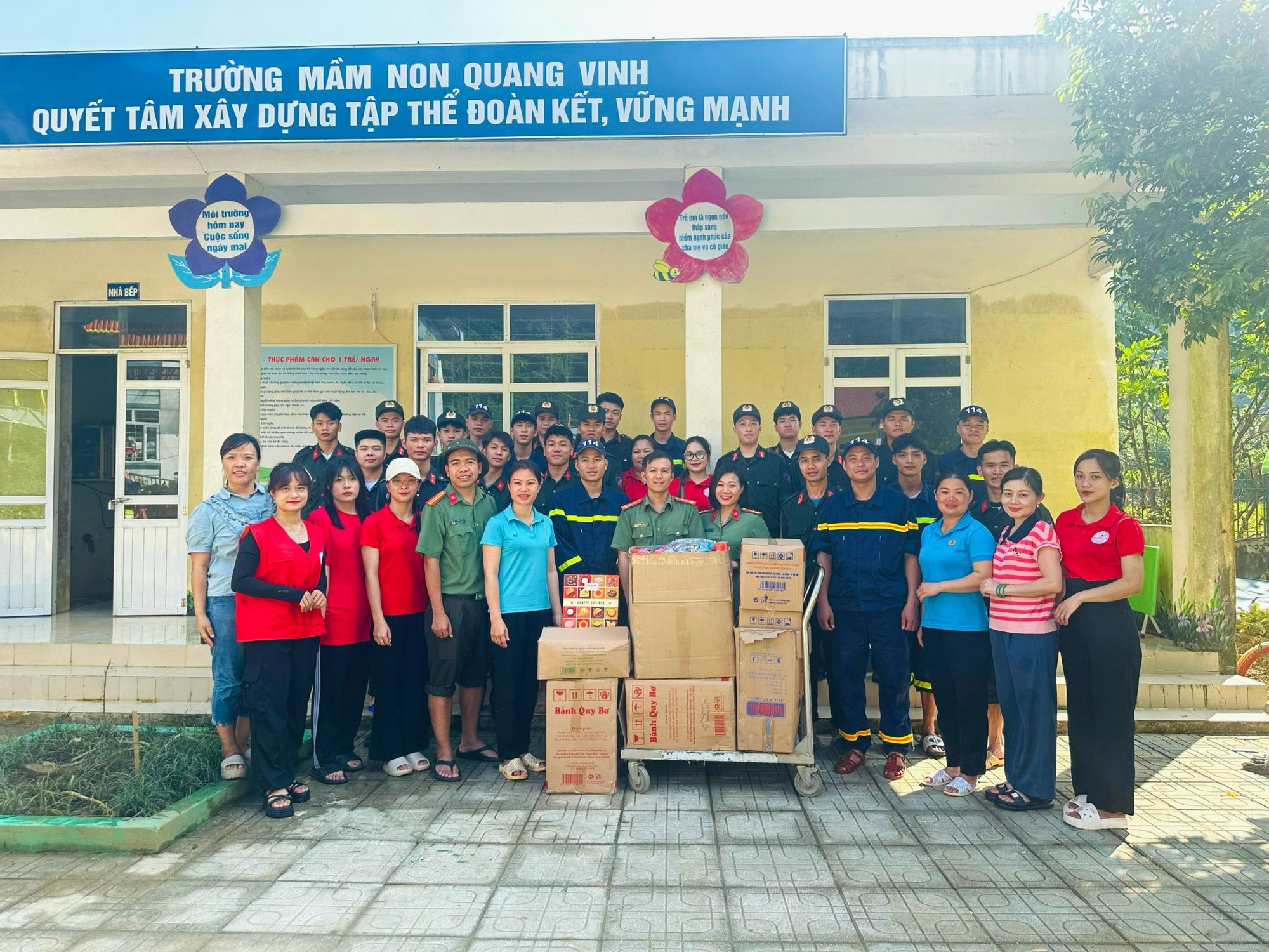 Đoàn công tác tặng quà cho nhà trường.